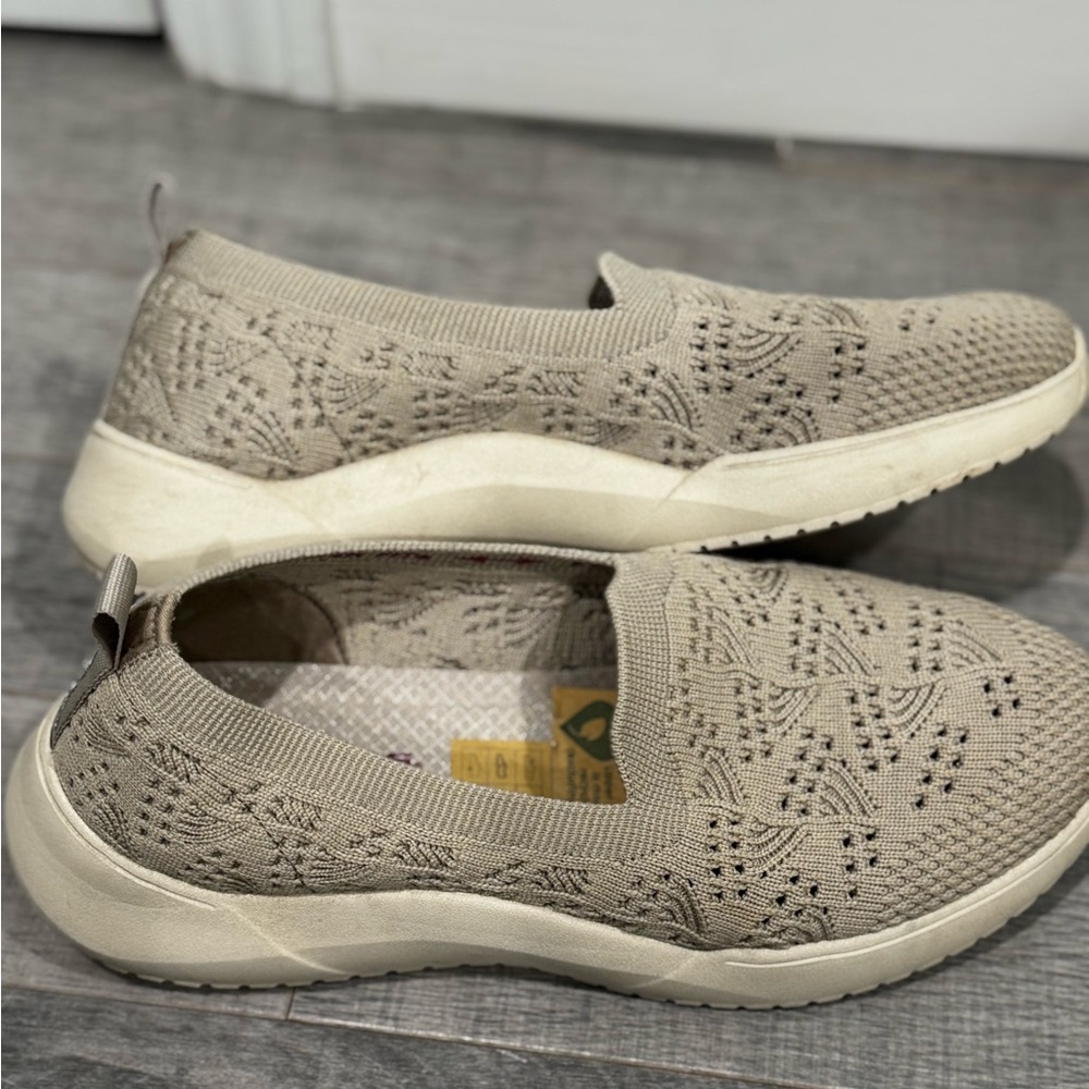 Skechers Women's Taupe Slip-On Sneakers size 8